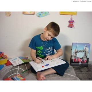 Детская доска-рамка для рисования у мальчика на коленях